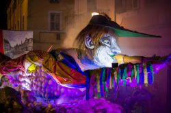 Sfilata notturna di un carro allegorico al Carnevale di Civita Castellana - © Ivano de Santis / Shutterstock.com