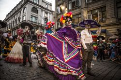 La parata per il Día de Muertos, una giornata di festa nella capitale messicana animata dalla musica dei mariachi e dai travestmenti colorati della gente.
