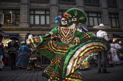 Sfilata per la ricorrenza del Giorno dei Morti a Citta del Messico. Nonostante i travestimenti tradizionali e la popolarità di tale festività, la parata per le strade è ...