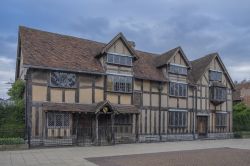 Shakespeare House a Stratford-upon-Avon, Inghilterra - L'edificio in legno, in stile Tudor, presenta la caratteristica decorazione a graticcio. Al suo interno sono esposti gli oggetti di ...