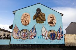 Murales a Shankill Road a Belfast, Irlanda del Nord. Questa via, il cui nome significa "vecchia chiesa", è una delle principali che attraversano Belfast.
