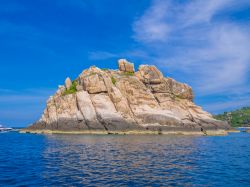 Shark Island nei pressi di Koh Tao, Thailandia. Questa località è famosa per gli appassionati di immersioni - © Takashi Images / Shutterstock.com