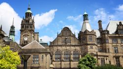 Sheffield, Yorkshire, UK: particolare del Municipio cittadino in una giornata di sole con il cielo azzurro.
