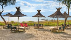 Shkodra Lake Resort, la spiaggia sul lago di Scutari in Albania.