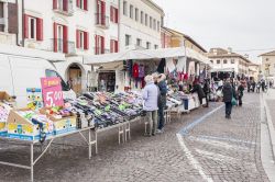 Shopping al mercato di Codroipo in Friuli Venezia Giulia. - © Climber 1959 / Shutterstock.com