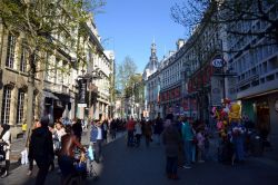 Shopping ad Anversa: non esiste città migliore in Belgio per dedicare una giornata intera allo shopping. Anversa è la città della moda, e ogni strada del centro lo dimostra. ...