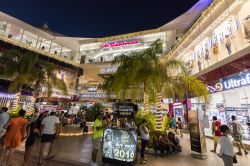Shopping Center by night sulla 5th Avenue a Playa del Carmen, Messico. E' la principale strada della città nonché una delle pù frequentate dai turisti - © posztos ...