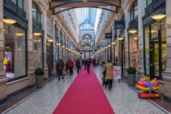 Shopping natalizio lungo il Passage, galleria coperta di Den Haag (Olanda) - © Frank Cornelissen / Shutterstock.com