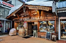 Shopping di prodotti tipici alle Deux Alpes in Francia. Una delle caretteristiche della località sciistica sono i suoi numerosi negozi, che rendono piacevole il soggiorno anche a chi ...