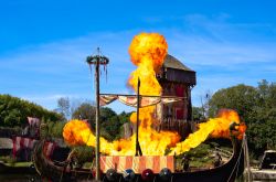 Show dei vichinghi al parco storico di Puy du Fou, Les Epesses, Francia - © forgetselfies / Shutterstock.com