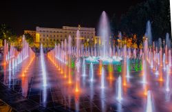 Show notturno di fontane colorate in un parco di Lublino, Polonia orientale.

