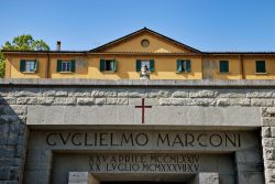 Ingresso al Mausoleo di Guglielmo Marconi a Pontecchio Marconi, Emilia Romagna - © Fabio Caironi / Shutterstock.com