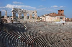 L'arena di Verona (Veneto) - L'arena di Verona rappresenta un anfiteatro romano tra i più famosi in Italia. La sua imponenza, la sua vicinanza con il centro e l'ottimo stato ...