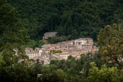Veduta panoramica del villaggio storico di Montieri in provincia di Grosseto, Toscana