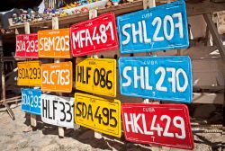 Souvenir a forma di targa nelle strade di Trinidad, Cuba - Trinidad, come tante altre località di Cuba e dei Caraibi, è una città piena di vita e di tanti colori, una qualità ...