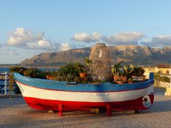 Una barca colorata sul lungomare di Trappeto in Sicilia - © lensfield / Shutterstock.com