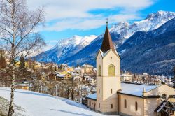 Scuol in Bassa Engadina: panorama invernale nella località sciistica e termale della Svizzera