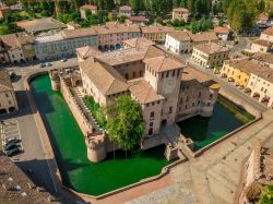 Il magico castello medievale di Fontanellato e il borgo che lo circonda: siamo in provincia di Parma,  Emilia-Romagna