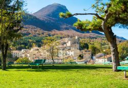 Escursione in estate nel villaggio di Civitella Alfedena in Abruzzo