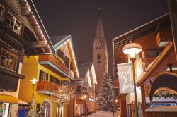 Il centro di Oberstdorf con il campanile durante una nevicata nel periodo natalizio (Germania).
