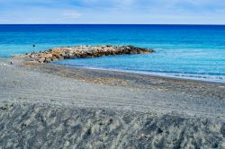 Scogli a protezione della spiaggia di Loano in Liguria - © Federica Milella / Shutterstock.com