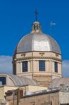 Dettagli architettonici a Massafra, Puglia - La cupola sormontata da una croce in uno degli edifici di culto religioso ospitati in questa città ai piedi della Murgia tarantina © ...