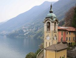 Il campanile e le case del centro di Faggeto Lario sul Lago di Como - © Zocchi Roberto / Shutterstock.com