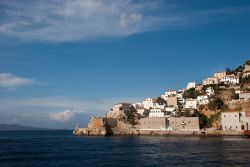 Fotografia panoramica di Paros, Grecia, con il promontorio lambito dalle acque del Mar Egeo - © Vladimirs Koskins / Shutterstock.com