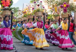 Ragazze vestite con abiti tradizionali in occasione di una sfilata legata alla Guelaguetza, la celebrazione più importante di Oaxaca, Messico - © Aurora Angeles / Shutterstock.com ...