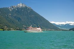 Crociera sull'Achensee, Austria - Meta turistica che attira ogni giorno dell'anno un buon numero di visitatori, l'Achensee offre suggestive crociere per scoprirne gli angoli più ...