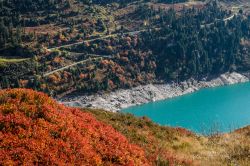 Il lago di Zervreilasee in autunno, non distante da Vals