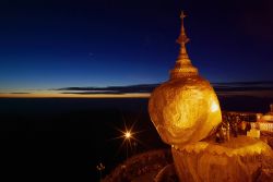 Fotografia notturna della Golden Rock, la roccia d'oro della Birmania - © TZIDO SUN / Shutterstock.com