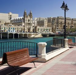 Una bella immagine di Balluta Bay, località costiera nei pressi di Sliema, Malta. Situata sulla costa nord est dell'isola mediterranea, Balluta Bay si estende sul litorale che va ...