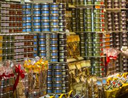 Interno di una tradizionale drogheria nella città di Uzes, Francia. Qui si vendono tipici prodotti di gastronomia locale - © Claudio Giovanni Colombo / Shutterstock.com