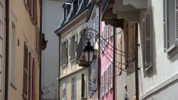 Un particolare delle abitazioni che affacciano sul dedalo di vie del centro storico in questo suggestivo borgo della Svizzera di cui è anche la città più antica - © ...