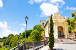 Una chiesa nel borgo medievale di Lubriano nel Lazio. Si erge su di una rupe di tufo