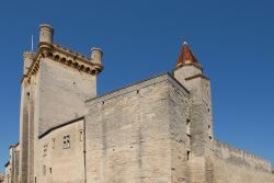 Particolare del castello di Uzes, Francia. Il bell'edificio ducale situato nel centro della città è uno dei monumenti più importanti di Uzes.




