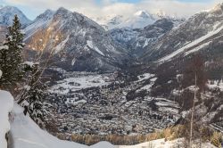 La conca di Bormio in inverno , la stazione sciistica più famosa della Valtellina in Lombardia - © Italianvideophotoagency / Shutterstock.com