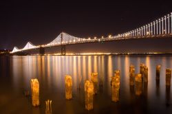 Bay Lights è l'installazione di luci più grande del mondo, che accende con oltre 25.000 lampadine il Bay bridge di San Francisco durate il festival Illuminatesf - © ...