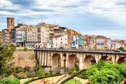 Una pittoresca veduta della città spagnola di La Vila Joiosa, Spagna. A renderne unico lo skyline sono le facciate delle case dipinte con colori accesi per indicare ai naviganti la strada ...
