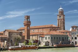 Le due torri di Murano, nel Rio dei Vetrai - il Rio dei Vetrai, canale di Murano così chiamato perchè ai suoi lati sorgono le principali vetrerie dell'isola, ospita inoltre ...