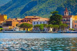 Il borgo di Sulzano sulle rive orientali del Lago di Iseo in Lombardia - © Andrew Mayovskyy / Shutterstock.com