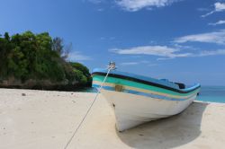 Barca a remi sulla spiaggia di Prison Island vicino a Dar es Salaam, Tanzania - Nota anche come Changuu o Quarantine Island, questa piccola isola della Tanzania, appartenente all'arcipelago ...