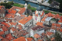 Vista aerea della città di Kotor, Montenegro. Una bella immagine di Cattaro, una delle principali destinazioni turistiche dell'Europa. Fra palazzi e edifici si innalza la chiesa serbo ...