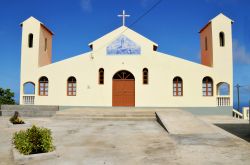Una chiesa cattolica sull'isola di Fogo (Capo Verde). Siamo nella località di Ponta Verde - © LivetImages / Shutterstock.com