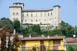 Primo piano del Castello di Angera, la fortezza medievale conosciuta come Rocca Borromea - © Stefano Ember / Shutterstock.com