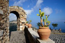 Rovine a Castelmola, Sicilia. Da questa terrazza in cui vi sono i resti di un'antica costruzione in pietra si può ammirare il mar Ionio che lambisce con le sue acque cristalline la ...