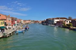 Un canale di Murano, gioiello della Laguna di Venezia - la località di Murano, tra le più vaste dell'intera Laguna Veneta, è composta da sette piccole isole, divise ...