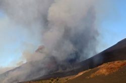 Chã Das Caldeiras, Fogo, Capo Verde: un'eruzione del vulcano Pico do Fogo - © LivetImages / Shutterstock.com