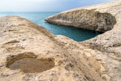 La baia di s'Archittu vicino a Cuglieri in Sardegna - © marmo81 / Shutterstock.com